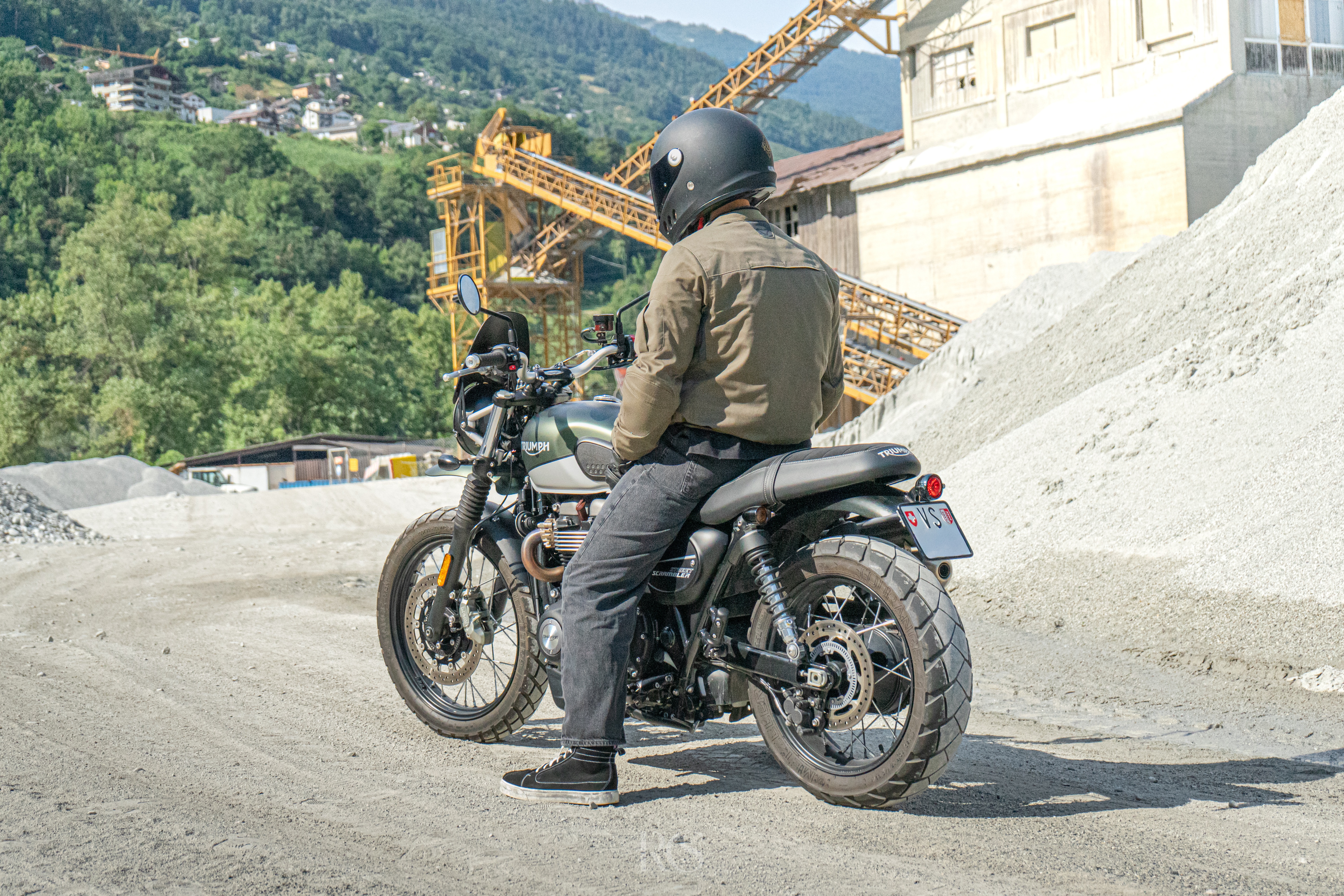 Triumph moto photographiée en extérieur, Suisse