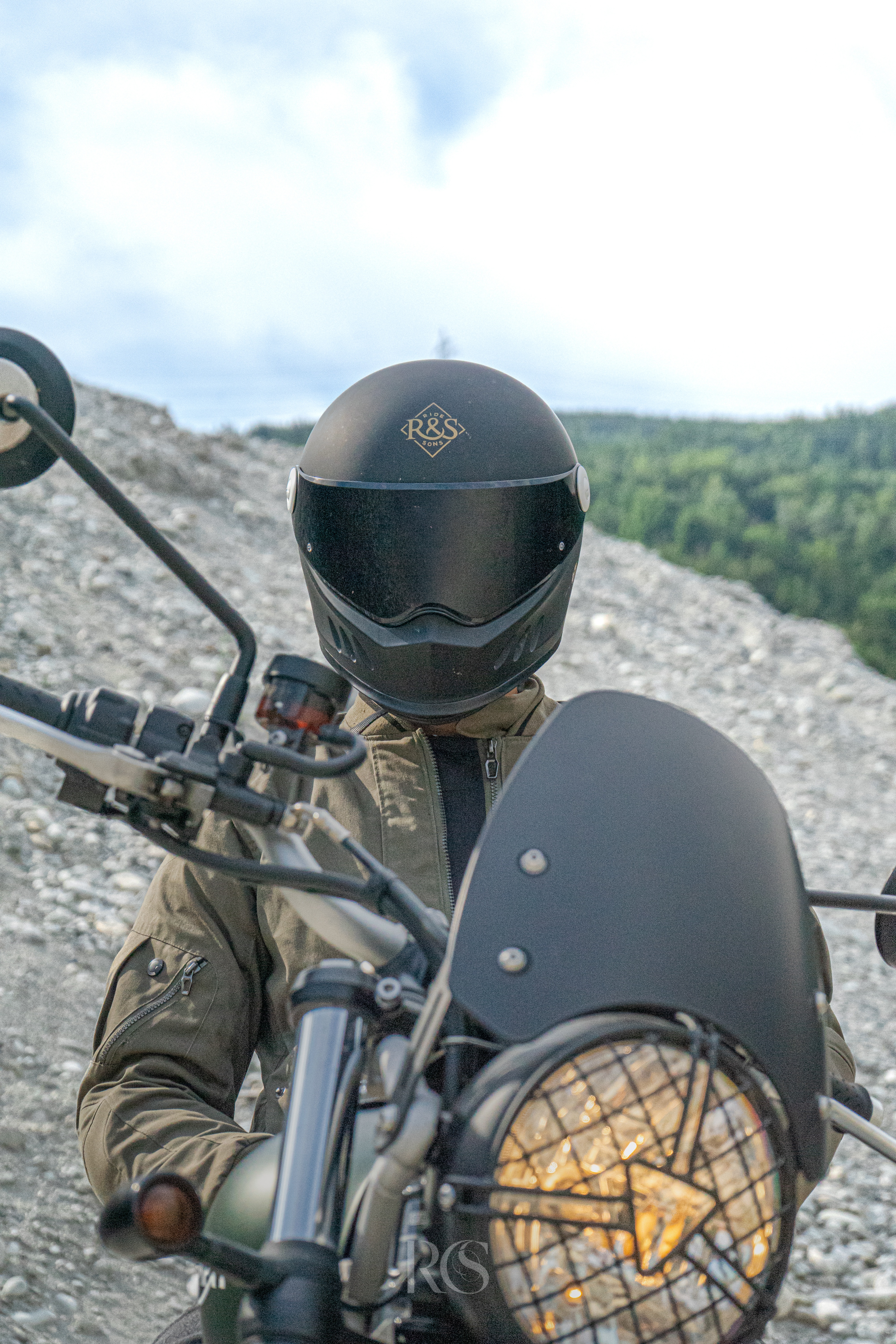 Triumph moto photographiée en extérieur, Suisse