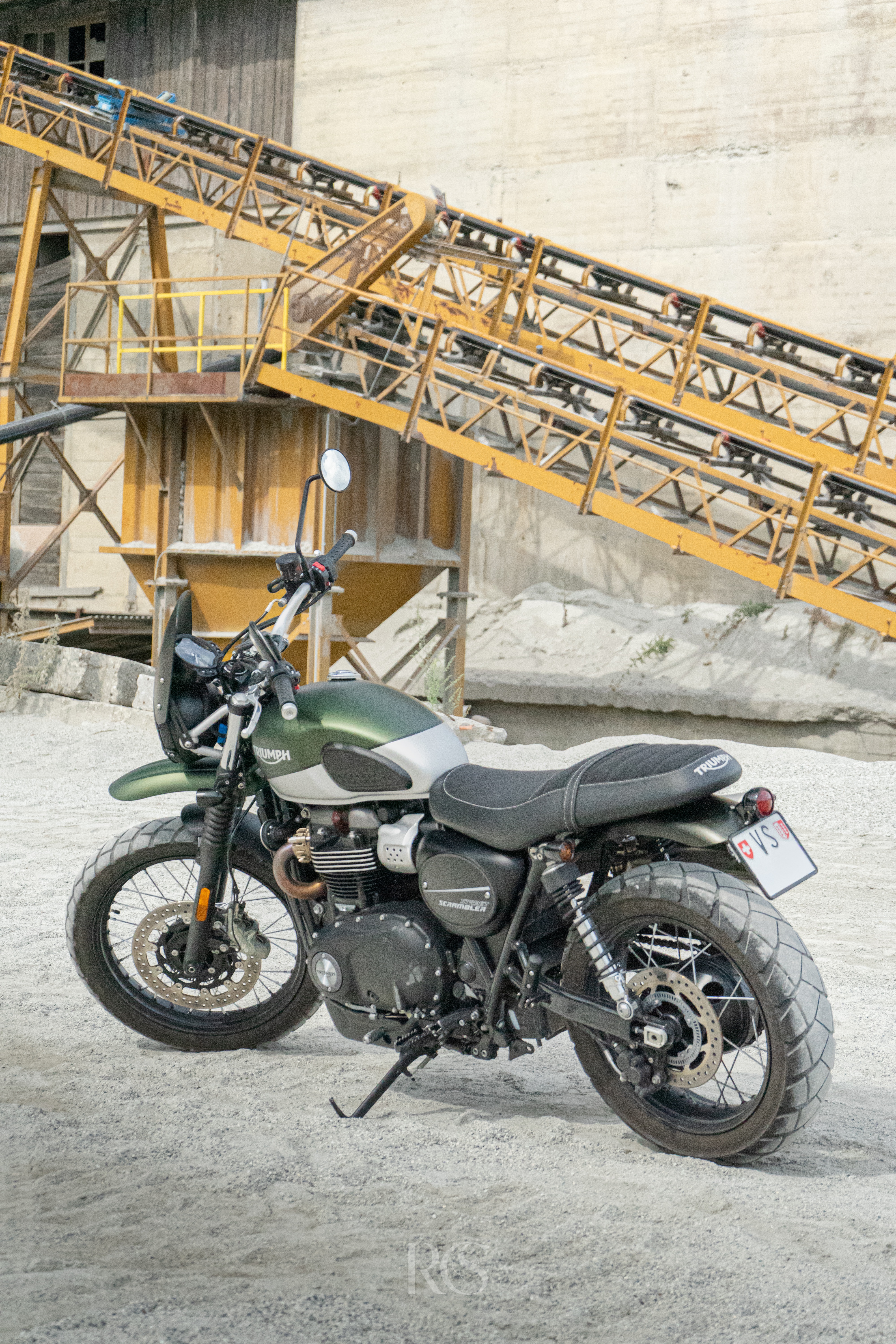 Triumph moto photographiée en extérieur, Suisse